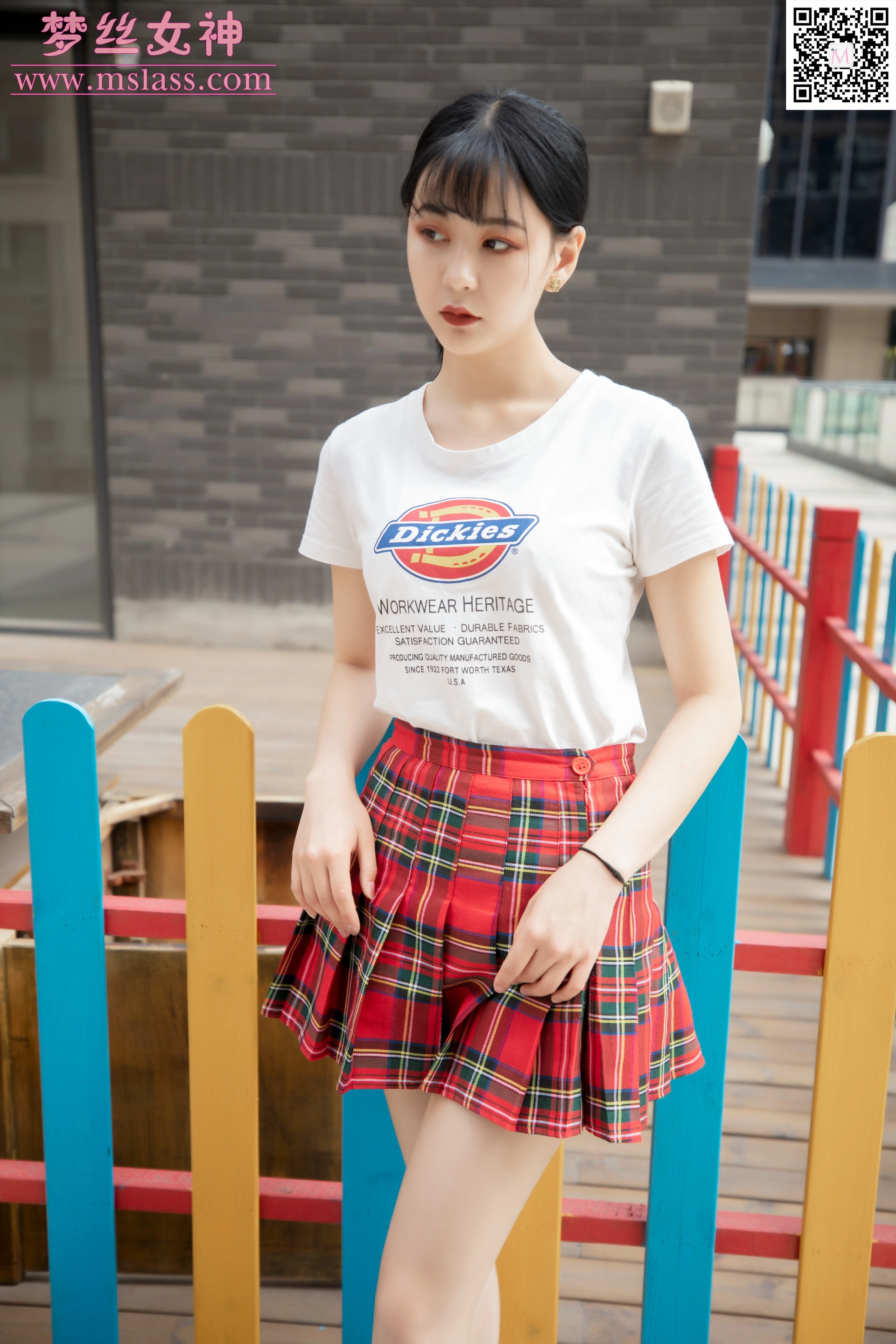 MSLASS梦丝女神 - 2019.09.09 NO.046 可岚 小白鞋搭配油光丝袜 1