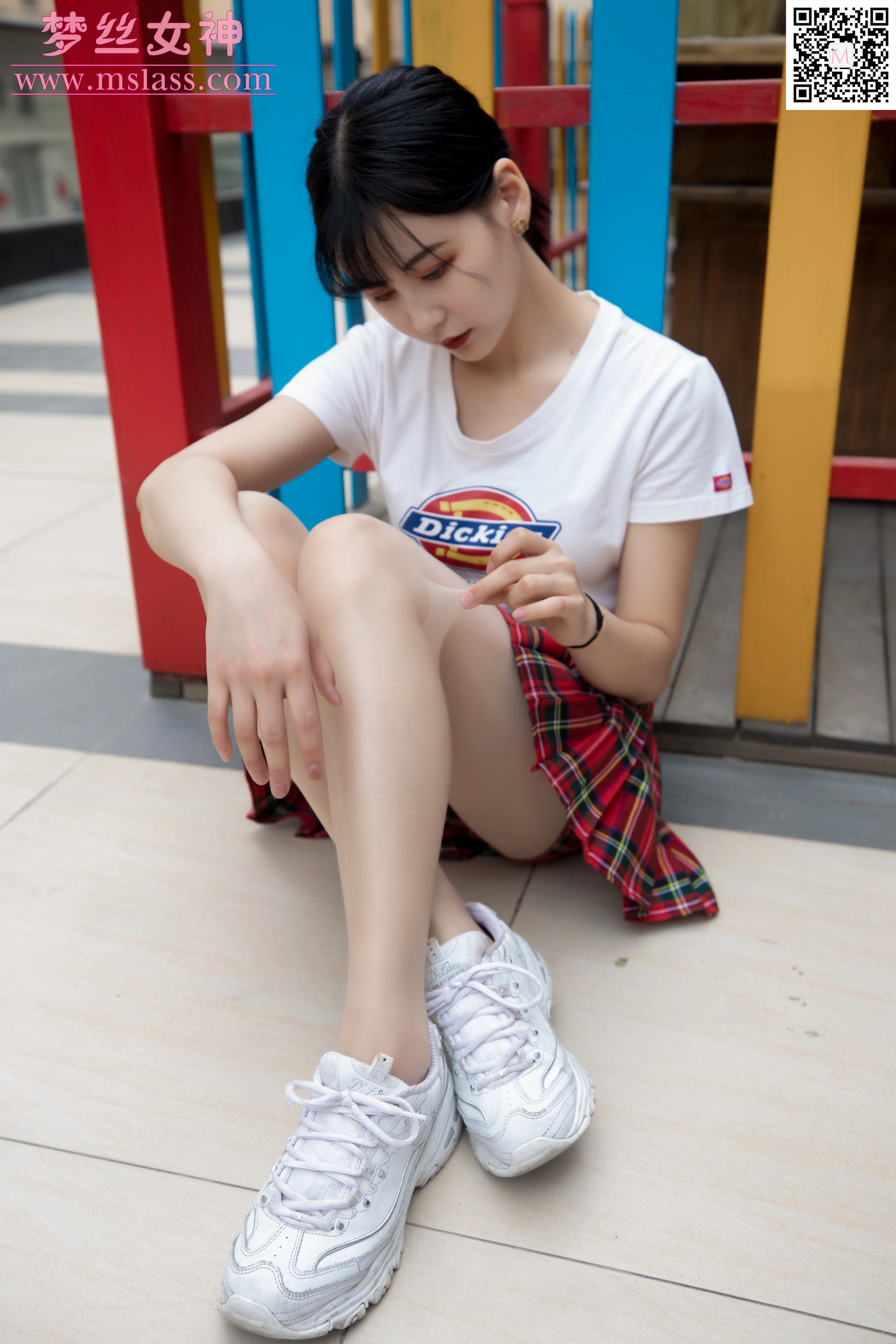 MSLASS梦丝女神 - 2019.09.09 NO.046 可岚 小白鞋搭配油光丝袜 3
